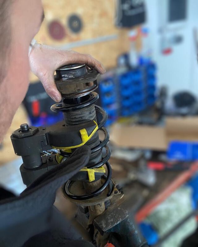Ihr benötigt eine neue Feder? Wollt ein Gewindefahrwerk? Oder wollt Tieferlegungsfedern? Kein Problem! Ich kann sie Euch gerne mit dem passenden Spezialwerkzeug einbauen! ⚒️🚗

#sportfahrwerk #Federn #werkstatt