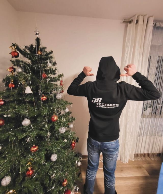 Frohe und besinnliche Weihnachten wünsche ich Euch!🎄🎁

Vielen Dank an @dpi_advertisings für den tollen, neuen Pullover!